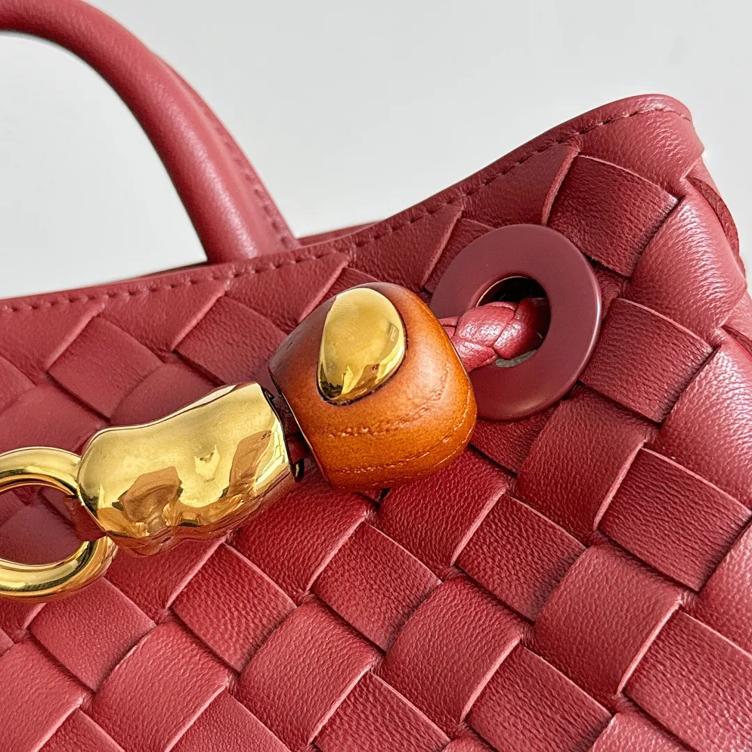 The new Andiamo batch of 3060 BV is shipped‼ ️The classic intercciato weaving process is used to create a soft bag, the metal knot is made of micro-cast aluminum using jewelry technology🪢, and the decorative beads are made of metal and hand-polished oak, allowing you to jump repeatedly between elegance and fun💃, making it unpredictable. Classic and versatile, it shows off your temperament, and the bag has a large capacity, making it very convenient for daily commuting! It has a variety of carrying methods, the shoulder straps can be adjusted by yourself, the original lambskin feels soft and delicate, and the unisex style breaks gender boundaries and brings a more practical and long-lasting use experience. The Andiamo, which has both elegant and casual styles, perfectly interprets the "fashionable old money style". Style number: 743568+wood hardware Color: Sapele Red Size: 25*22*10.5cm